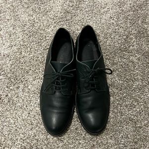 Green leather lace-up shoes